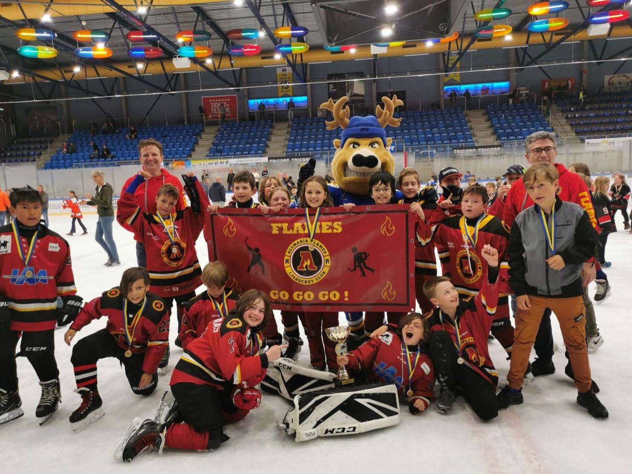 U9 met medailles en clubvlag in Tilburg